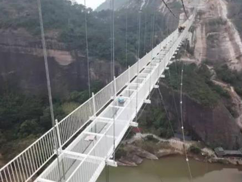 玻璃吊橋受到外國(guó)人質(zhì)疑，不遠(yuǎn)萬里來砸橋，結(jié)局讓人很無奈